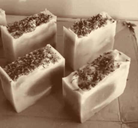 Pastilles de sabó artesà acabades de tallar