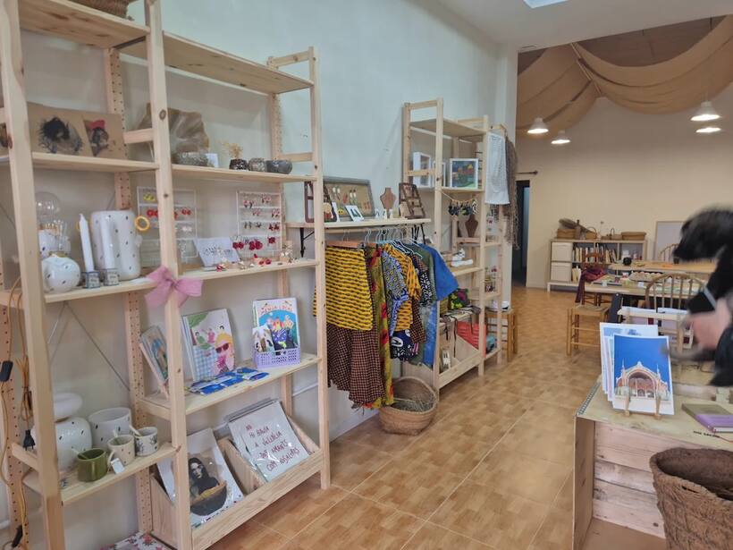 Prestatges de la tendeta amb ceràmica, làmines, joieria i roba
